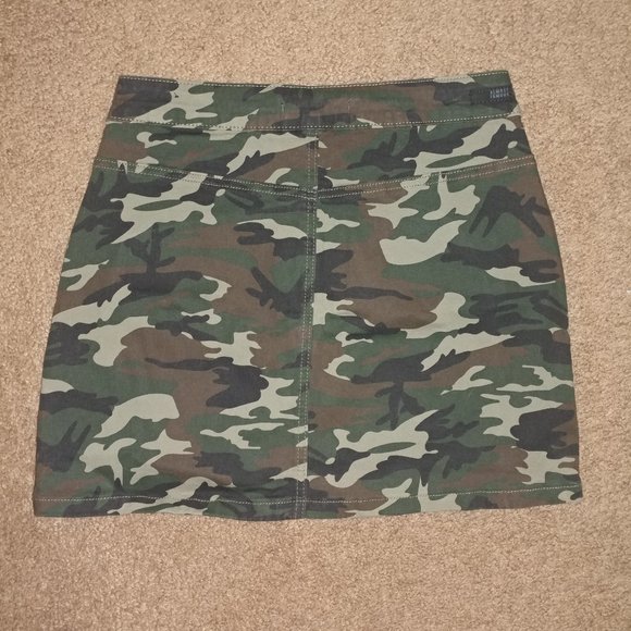 Almost Famous: Camo Print High Rise  Button Front Denim Mini Skirt - JR Size 7 - Picture 3 of 7